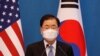 정의용 한국 외교부 장관이 성조기와 태극기를 배경으로 회견하고 있다. (자료사진)