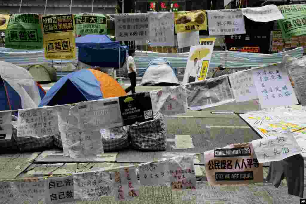 Seorang demonstran pro-demokrasi berjalan di area Causeway Bay, Hong Kong&nbsp;yang mereka kuasai, 5 November 2014. 