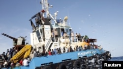 Des migrants transportés à bord d’un bateau de l’armée libyenne après avoir été secourus près de la côte de Misrata, Libye, 3 mai 2015.