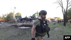 Поліцейський працює на місці російського удару в місті Вільнянськ Запорізької області, 29 червня 2024 року. Фото поширене пресслужбою МВС України
