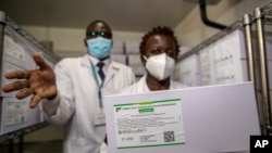 Wauguzi wa Afya wakionesha sanduku la chanjo ya COVID ya AstraZeneca huko Nairobi, Kenya, March 4, 2021.