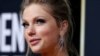 ARCHIVO - Taylor Swift llega a la entrega de premios Globo de Oro, en Beverly Hills, California, el 5 de enero de 2020. Swift es una de las artistas que lidera las nominaciones a los premios Grammy este domingo 14 de marzo de 2020. 
