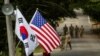 미군기지 주변에 미국 성조기와 한국 태극기가 나란히 걸려있다. (자료사진)