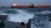 Un petrolero está atracado mientras se bombea petróleo en la terminal de buques del complejo industrial José Antonio Anzoategui de PDVSA en el, estado de Anzoategui, Venezuela. Abril 15, 2015. Foto: Reuters.
