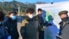 북한 경제를 총괄하는 김덕훈(가운데) 내각 총리가 금강산관광지구 개발사업 현장을 시찰하고 있다. (자료사진)