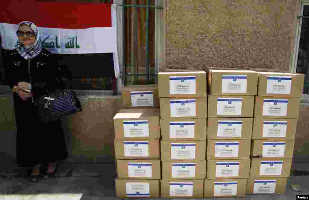 Seorang pegawai Komisi Pemilihan Tinggi Independen Irak (IHEC) berdiri di dekat tumpukan peralatan untuk TPS dalam persiapan pemilihan pemerintah daerah di Baghdad, 19 April 2013.