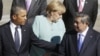 Presiden Barack Obama (kiri), Presiden Susilo Bambang Yudhoyono (kanan) dan Kanselir Jerman Angela Merkel (tengah) sesaat sebelum foto bersama para peserta KTT G-20 di Istana Konstantin, St. Petersburg, Rusia (6/9).