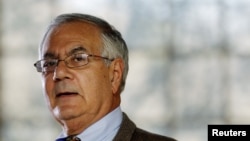 Barney Frank, menjadi anggota Kongres AS pertama yang menikahi pasangan sesama jenisnya, Sabtu (7/7) 