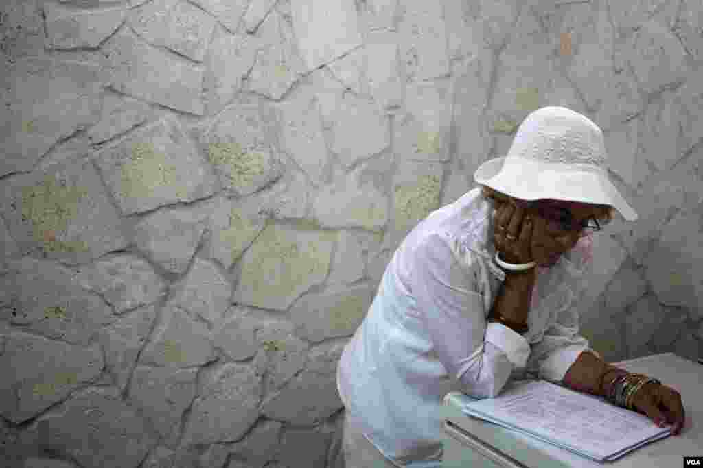 Margarita Vardena is one of the oldest Damas. At 71, she has no fear of being detained in Havana, Cuba. (V. Macchi / VOA) 