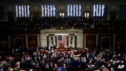 Baraza la Wawakilishi likipiga kura wakati Spika wa Bunge Nancy Pelosi wa California, akiwa mbele yao. Kura hiyo ni kupitisha kifungu cha pili cha kumfungulia mashtaka ya kumuondoa madarakani Rais Donald Trump, Jumatano, Disemba 18, 2019, huko Bungeni, Washington. AP Photo/Patric