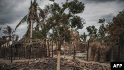 FILE -Mabaki ya makazi yaliyochomwa moto katika kijiji cha Aldeia da Paz nje kidogo ya mji wa Macomia, katika mkoa wa Cabo Delgado kaskazini ya Msumbiji, Aug. 24, 2019.