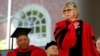 Archivo. El músico Wynton Marsalis (izquierda) aplaude mientras la autora Joan Didion (derecha) recibe un título honorario de Doctor en Letras en la 358a graduación de la Universidad de Harvard en Cambridge, Massachusetts, 4 de junio de 2009.