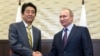 俄罗斯总统普京（右）在索契俄罗斯总统官邸会晤到访的日本首相安倍。（2016年5月6日）