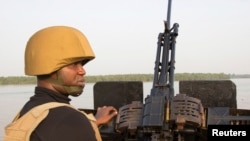 Au large de la côte Atlantique de l'Etat de Bayelsa, Nigeria, lutte contre la piraterie, le 19 décembre 2013.