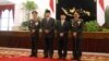 Kapolri Komjen Sutarman, Presiden SBY, Wapres Budiono dan Mantan Kapolri Jendral Timur Pradopo, berfoto bersama di Istana Negara, Jakarta, 25 Okt 2013 (VOA/Andylala)