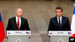 Emmanuel Macron et Vladimir Poutine à Versailles, le 29 mai 2017.