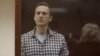 លោក Alexei Navalny មេដឹកនាំ​បក្ស​ប្រឆាំង​រុស្ស៊ី ឈរ​នៅ​ខាង​ក្នុង​បន្ទប់​កញ្ចក់​សម្រាប់​​ជនជាប់ចោទ ក្នុង​អំឡុងពេល​នៃ​សវនាការ​មួយ​ក្នុង​ទីក្រុង​មូស្គូ ប្រទេស​រុស្ស៊ី ថ្ងៃទី២០ ខែកុម្ភៈ ឆ្នាំ២០២១។ 