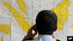 Seorang pejabat bandara Juanda menatap peta Indonesia yang dipasang di crisis center bandara Internasional Juanda pasca kecelakaan AirAsia QZ8501.