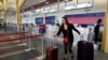 Una pasajera deja un mostrador de Delta Airlines después de registrarse para un vuelo en el aeropuerto Nacional Reagan en Washington, EE.UU. el 29 de abril de 2020. 