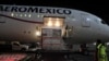 Trabajadores descargan en el Aeropuerto Internacional Benito Juárez, en la Ciudad de México, el segundo cargamento de la sustancia activa utilizada para elaborar la vacuna AstraZeneca el 11 de febrero del 2021. 