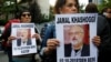 Aktivis hak-hak asasi manusia memperlihatkan foto jurnalis Arab Saudi, Jamal Khashoggi, dalam unjuk rasa di luar Konsulat Arab Saudi di Istanbul, Turki, 9 Oktober 2018.