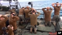 "Les marins américains.. à genoux sur les bateaux, les mains sur la tête". (Sepahnews via AP)