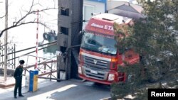 지난 4월 중국 공안이 단둥 지역을 통과하는 북한 차량을 검문하고 있다.