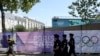 Солдат і поліцейські патрулюють вулиці Парижа, 17 липня 2024 року. Фото AP 