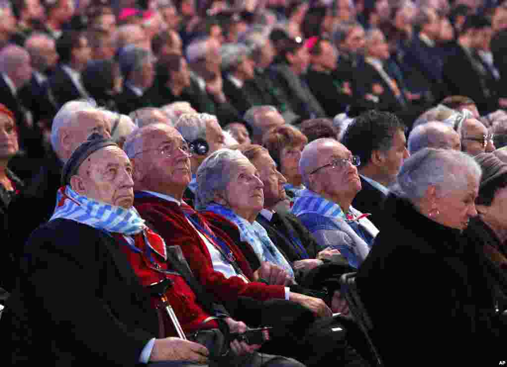Para penyintas Holocaust dalam upacara peringatan resmi di bekas kamp Nazi Birkenau di Oswiecim, Polandia (27/1). (AP/Czarek Sokolowski)
