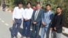 Venesuelada muxolifatchi Xuan Guaydoning parlament binosiga kirishiga taqiq qo&#39;yilgandan so&#39;ng to&#39;siqni oshib o&#39;tmoqda. Karakas, 5-yanvar, 2020.