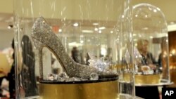 纽约萨克斯五大道精品百货店专卖的迪斯尼灰姑娘水晶鞋珍藏系列中的吉米周牌高跟鞋。（2015年3月9日）