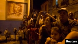 Warga menyaksikan parade perayaan ulang tahun pahlawan kemerdekaan Jose Marti di Havana, Kuba (27/1).