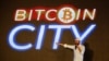 El presidente de El Salvador, Nayib Bukele, habla en la fiesta de clausura de la “Semana Bitcoin” donde anunció el plan para construir la primera “Ciudad Bitcoin” del mundo, en Teotepeque, El Salvador el 20 de noviembre de 2021.