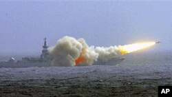 中国南海舰队一艘驱逐舰在南海军演时发射导弹