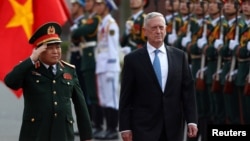 Menhan AS Jim Mattis (kanan) bersama Menhan Vietnam Ngo Xuan Lich memeriksa pasukan kehormatan dalam penyambutan di Hanoi, Kamis (25/1). 