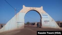 A l'entrée de la ville de Menaka où l'attaque a eu lieu. (VOA/Kassim Traoré)