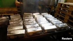 Lingotes de plata en una planta procesadora de metales en Glogow, Polonia, el 10 de mayo de 2013.
