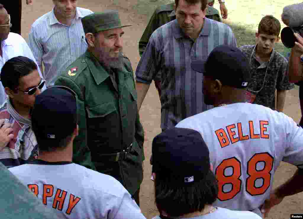 Presiden Kuba Fidel Castro berbicara dengan atlet Baltimore Orioles, Albert Belle (88), sebelum pertandingan eksibisi antara Orioles dan tim nasional Kuba, 28 Maret 1999. 