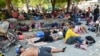 Rombongan migran tampak beristirahat di salah satu taman di Chahuites, Meksiko, di tengah perjalanan mereka menuju Meksiko City pada 8 November 2021. (Foto: Reuters/ Jacob Garcia)