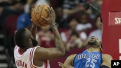 James Harden des Rockets contre Vince Carter (ex-Maverick), Houston, le 8 décembre 2012. (AP Photo/Bob Levey)