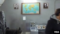莫斯科市中心一家地下掩体中悬挂着肯尼迪和赫鲁晓夫画像，当时美苏两国面临核冲突边缘。冷战时代为应对美国核打击而兴建的这家掩体目前已对外开放。