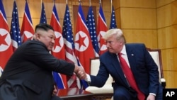 Presiden Donald Trump bertemu dengan pemimpin Korea Utara Kim Jong Un di perbatasan desa Panmunjom di Zona Demiliterisasi di Korea Selatan, 30 Juni 2019.
