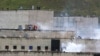 El gas lacrimógeno se eleva desde partes de la cárcel de Turi donde estalló un motín de reclusos en Cuenca, Ecuador. 23 de febrero de 2021.