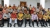 Presiden Jokowi dan Wapres Jusuf Kalla berfoto bersama seluruh gubernur di Istana Bogor, 24 November 2014 (Foto: VOA/Andylala)