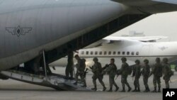 En esta imagen tomada de un video, soldados abordan un avión de transporte en Manila, Filipinas, el 1 de junio de 2017.
