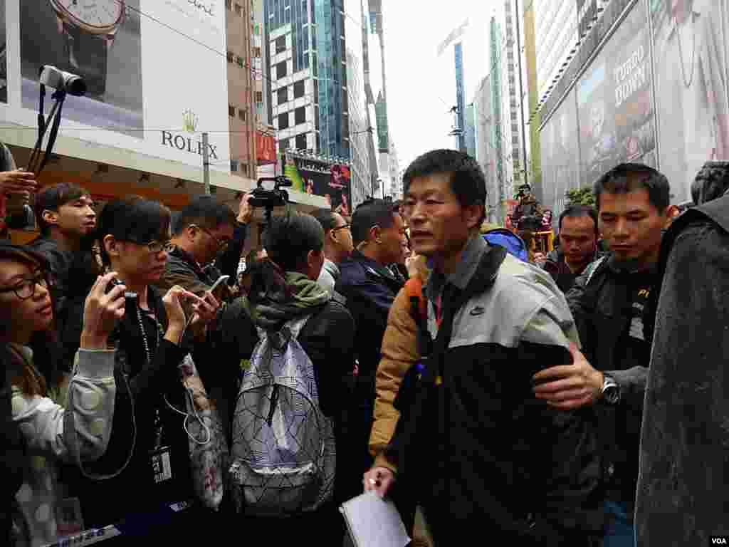 从北京来香港支持雨伞运动的王登耀，在铜锣湾占领区清场时再次被警察拘捕