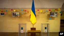 На избирательном участке в Киеве накануне парламентских выборов 24 октября 2014 г.