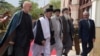 Gulbiddin Hikmatyor (o'rtada) Prezident Ashraf G'ani, Bosh vazir Abdulla Abdulla, sobiq prezident Hamid Karzay va sobiq jihodchi Abdul Rad Rasul Sayyof bilan, Kobuldagi prezident saroyi, 4-may, 2017