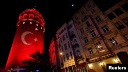 برج گالاتا در استانبول به یاد قربانیان بمب گذاری با نور به شکل پرچم رنگ آمیزی شده 