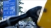 Los precios del combustible se muestran en una gasolinera de Sacramento, California, una ciudad que ha prohibido la construcción de más gasolineras para reducir las emisiones.